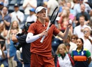 Sinner vince agli Us Open e autografa… un bambino