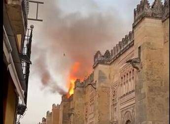 Spagna, domato incendio ex moschea Cordova: “Monumento è salvo”
