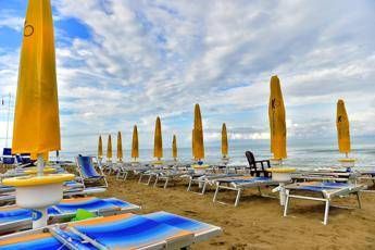 Spiagge vuote? Gassmann bacchetta i balneari: “Abbassate i prezzi”