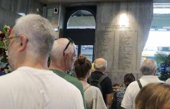 Strage Bologna, Bernini contestata da un uomo: “Credo a lei, non al governo”