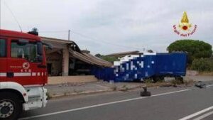Tir sfonda un caseificio dopo lo scontro con un’auto: un morto e due feriti a Capalbio