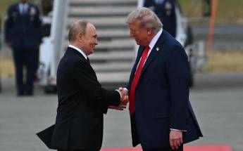 Trump-Putin, la stretta di mano in Alaska