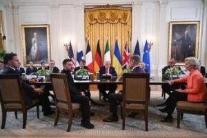 Trump, il quadro e i cappelli: presidente e guida turistica per i leader