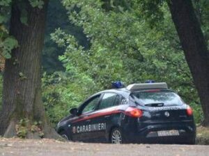 Ubriaca alla sagra vuole bere ancora, morde un uomo che la invita ad allontanarsi e dente resta conficcato nel braccio
