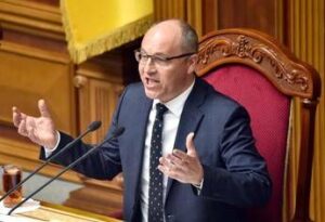 Ucraina, ex presidente Parlamento ucciso da uomo travestito da rider: caccia al killer
