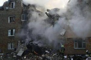 Ucraina, massiccio attacco notturno su Kiev: 12 morti e decine di feriti
