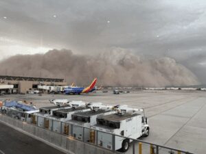 Una tempesta di sabbia travolge Phoenix: visibilità quasi nulla, danni e blackout
