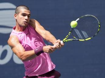 Us Open, troppo Alcaraz per Darderi: lo spagnolo domina contro l’azzurro e vola agli ottavi