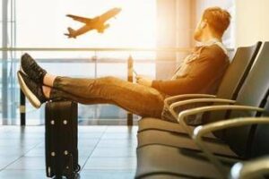 Vacanze, dai voli agli alberghi: 10 consigli per risparmiare
