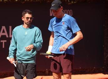 Vagnozzi gli dà indicazioni, Sinner impreca… con se stesso