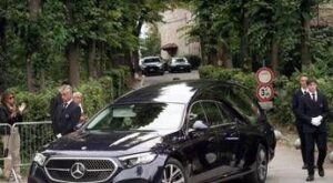 A Rivalta i funerali di Armani, il parroco: “Sono stati semplici e sobri”