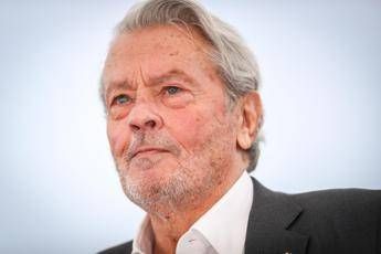 Alain Delon, il figlio minore avvia un’azione legale per annullare il testamento dell’attore
