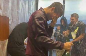 Alcaraz, festa sfrenata dopo il trionfo agli Us Open: ‘guerra’ di champagne per Carlos