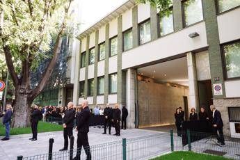 Armani, alla camera ardente ancora lunga fila per l’ultimo saluto: l’omaggio da Fontana a Fognini