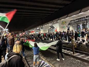Attacco alla Flotilla, tornano i cortei pro Pal: a Torino occupati binari stazione Porta Susa