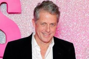 Auguri Hugh Grant, l’icona della commedia romantica compie 65 anni