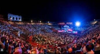 Carlo Conti, l’appello alla pace ai Tim Music Awards: “Questi gli unici droni che ci piacciono”