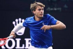 Cobolli, sconfitta in Laver Cup davanti a Federer. La frase ‘pizzicata’ su Roger