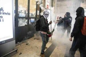 Cortei Pro Pal, 76 poliziotti feriti. Mattarella: “Solidarietà ad agenti”. Piantedosi: “Responsabilità anche degli organizzatori”. Pisani: “Violenti vanno isolati”