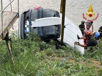 Cremona, recuperata l’auto finita nel Po: all’interno il corpo di una donna