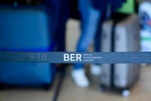 Cyberattacco aeroporti europei, arrestato un uomo poi rilasciato su cauzione. Ancora disagi allo scalo di Berlino