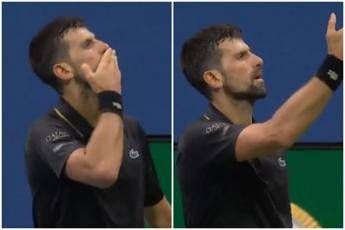 Djokovic, show agli Us Open: pubblico fischia, lui vince il set e manda baci