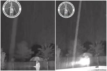 Esce in giardino per cercare il gatto, un fulmine cade a pochi metri