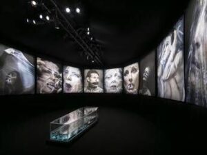 Fabrizio Ferri incarta le star nella plastica