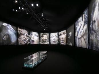 Fabrizio Ferri incarta le star nella plastica