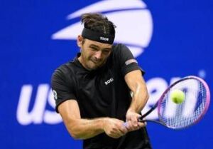 Fritz, nuovo look contro Djokovic: la fascia è… al contrario