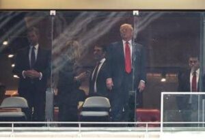 Funerali Charlie Kirk, applausi e cori per Trump. Presidente Usa sugli spalti dietro vetro antiproiettile