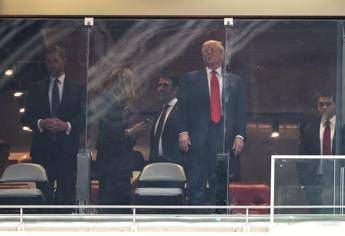 Funerali Charlie Kirk, applausi e cori per Trump. Presidente Usa sugli spalti dietro vetro antiproiettile