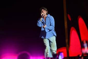 Gaffe al Power Hits Estate: “Sta entrando Irama”. Ma è Rkomi