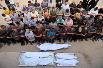 Gaza, nuovi raid: “19 morti”. Media: “Ostaggi potrebbero essere trasferiti nascosti tra sfollati”