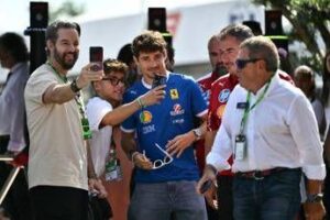 Gp Monza, le ‘follie’ dei tifosi Ferrari: “Tremila euro per vedere Hamilton e Leclerc”
