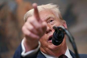 Groenlandia, Trump alza il tiro: “Dazi a chi ha inviato truppe fino a quando non compro tutta l’isola”