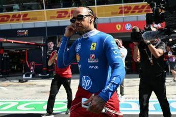 Hamilton, da una Rossa… all’altra per il Gp di Monza: Lewis arriva all’Autodromo in Ducati