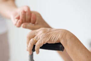 In Italia 7 mln di caregiver familiari, molti rischiano sindrome da burnout