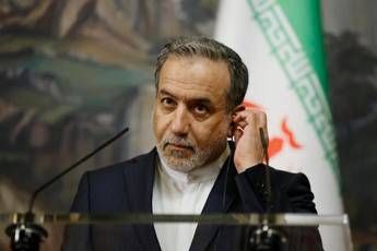 Iran, Araghchi: “Scorte uranio arricchito sotto le macerie dei siti nucleari colpiti”
