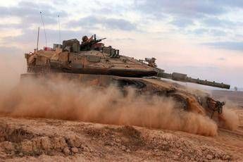 Israele prepara attacco a Gaza City, ammassati centinaia di tank e blindati: prosegue fuga palestinesi