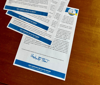 La firma di Bossi sulla ‘Carta della Lombardia’: “Sottoscrivo con stesso spirito giuramento che non si spegne”