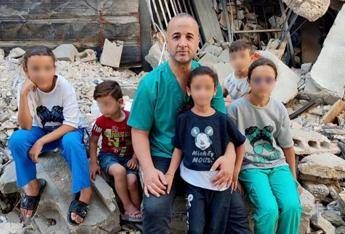 L’appello all’Italia di un medico bloccato a Gaza: “Aiutatemi a salvare i miei 5 figli”
