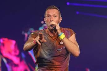 “Mandate amore alla famiglia di Kirk”, Chris Martin e i Coldpaly fischiati dai fan