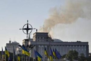 Maxi attacco russo sull’Ucraina: droni e missili su Kiev, colpita sede del governo