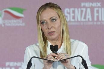 Meloni, l’elogio di ‘Le Figaro’: “Popolarità e maggioranza chiara, percorso senza errori”