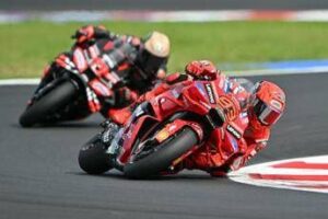 MotoGp, Marquez trionfa nel Gp di San Marino. Secondo Bezzecchi, cade Bagnaia