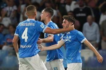 Napoli-Pisa 3-2, Conte vince con il brivido e vola in testa alla classifica