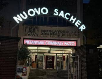 “Netanyahu criminale pazzo”: lo striscione al Nuovo Sacher, il cinema di Nanni Moretti