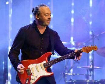 Papà a 64 anni, la rock star anni ’80 dà il benvenuto al suo terzo figlio