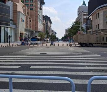 Parata della vittoria a Pechino, vie deserte e finestre chiuse: la città è blindata